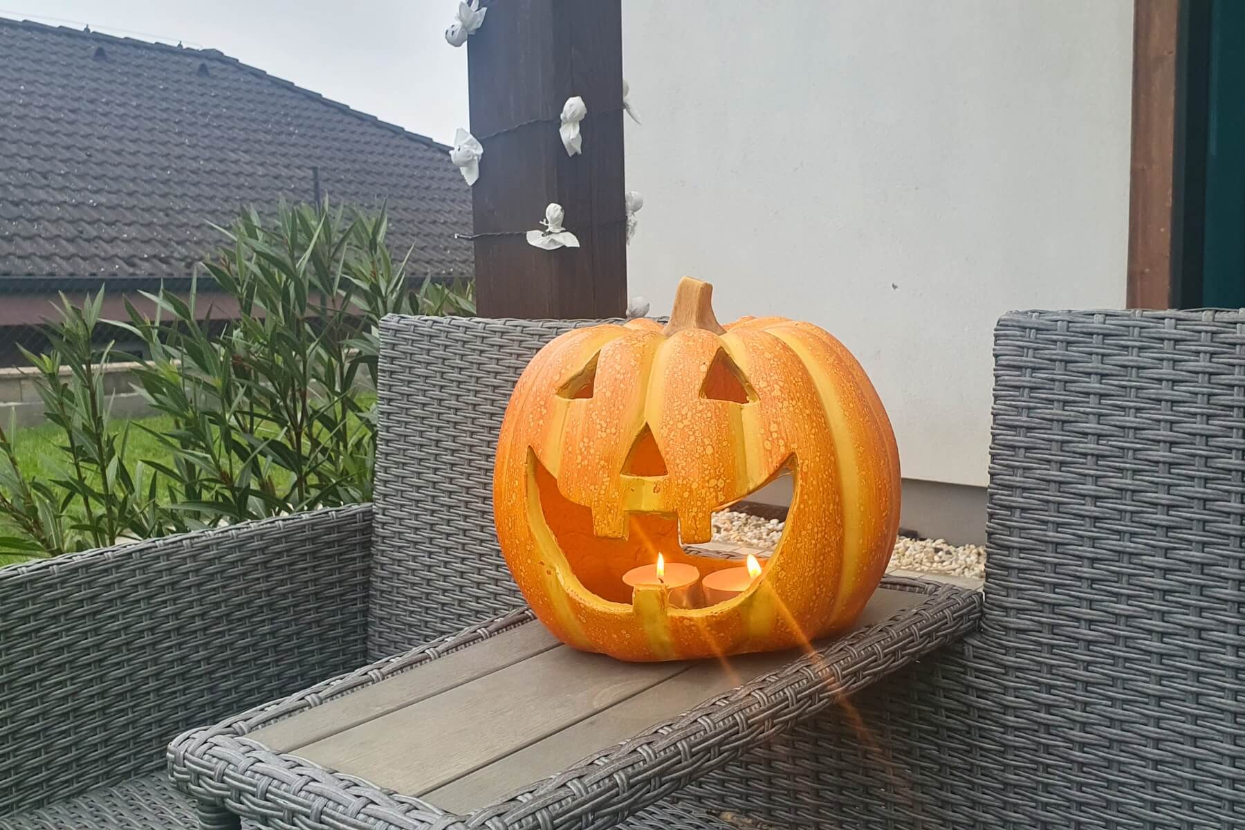 Umel&aacute; tekvica so sviečkou pod alt&aacute;nkom.