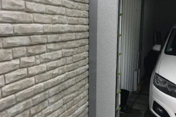 Bok garáže pri plote