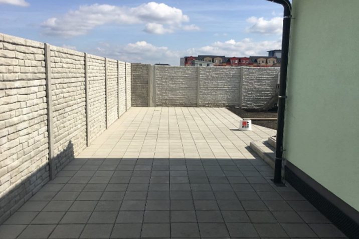 Murovaný plot okolo domu