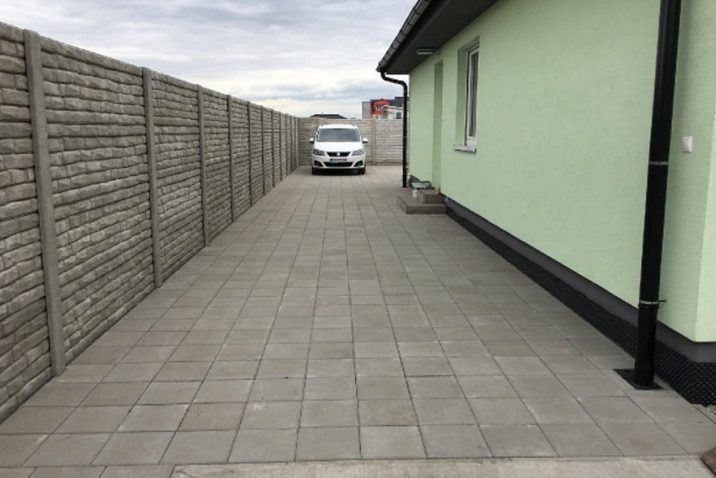 Biele auto pri zelenom dome