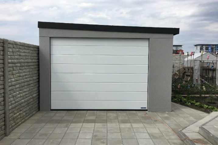 Šedá garáž na záhrade