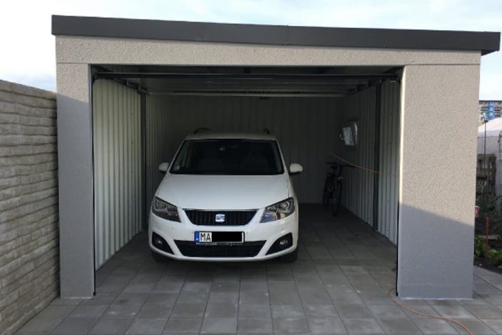 Auto v garáži s pultovou strechou