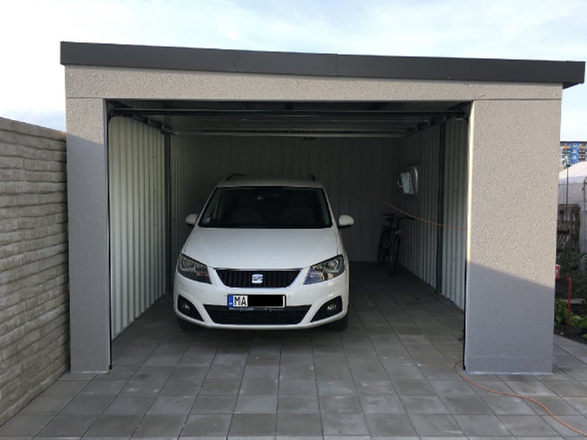 Auto v garáži s pultovou strechou