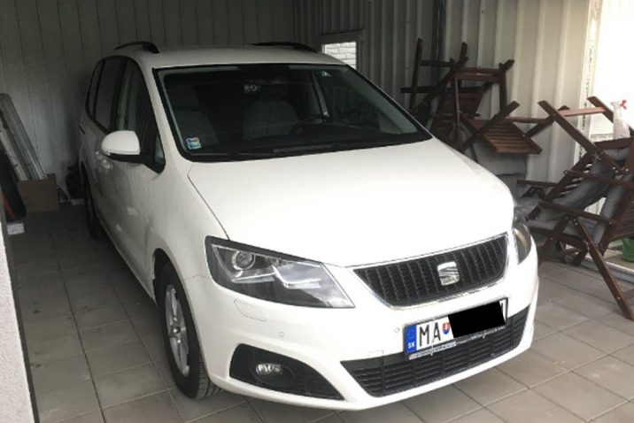 Auto v garáži z ľavej strany