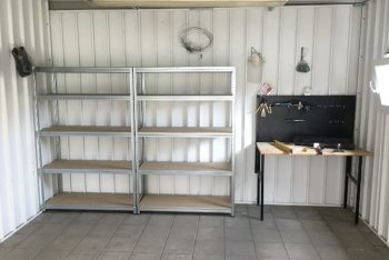 Vnútro garáže so stolom na náčinie