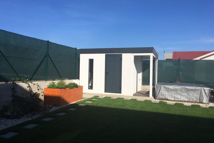 Biely záhradný domček na záhrade