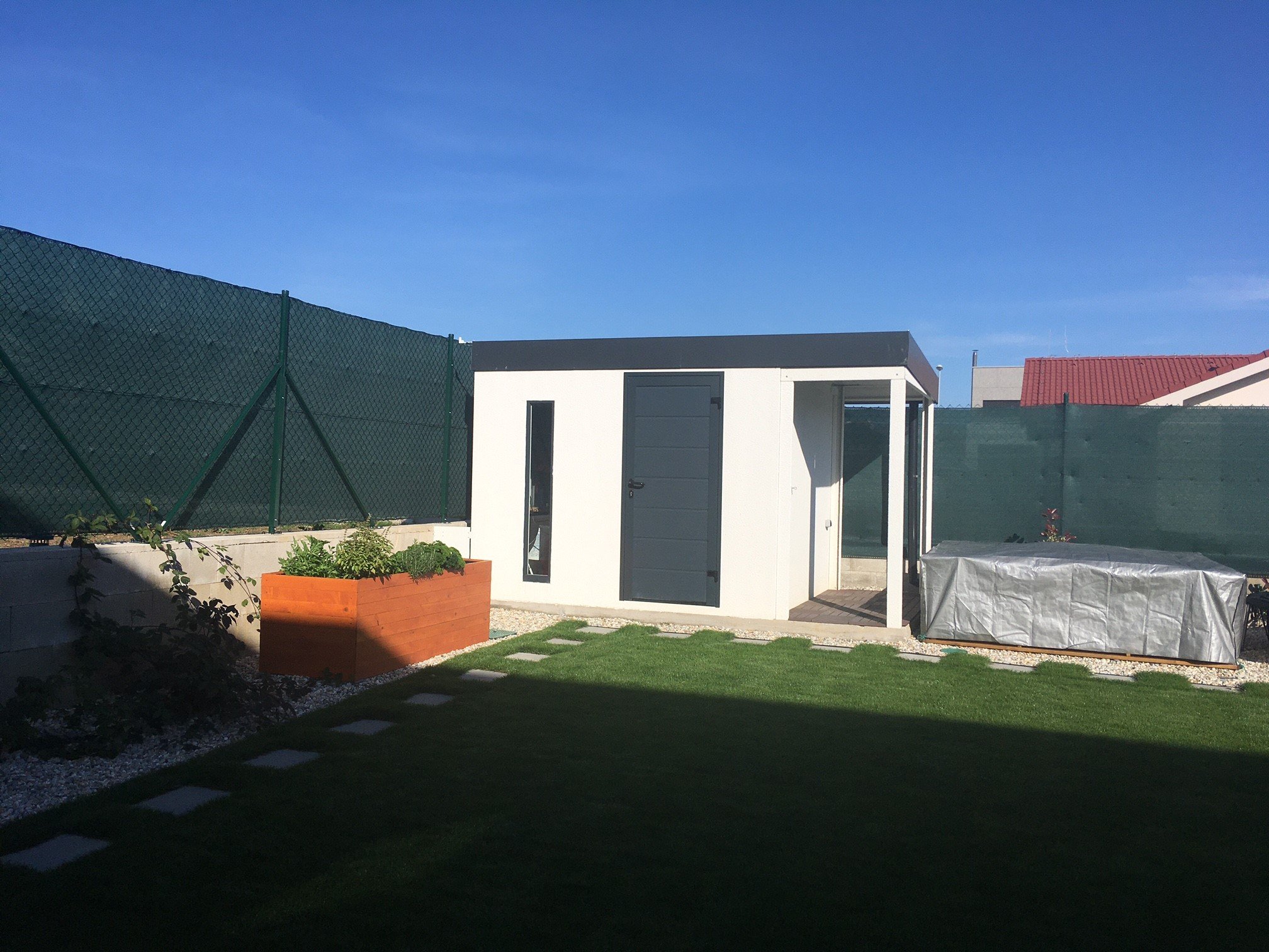 Biely záhradný domček na záhrade