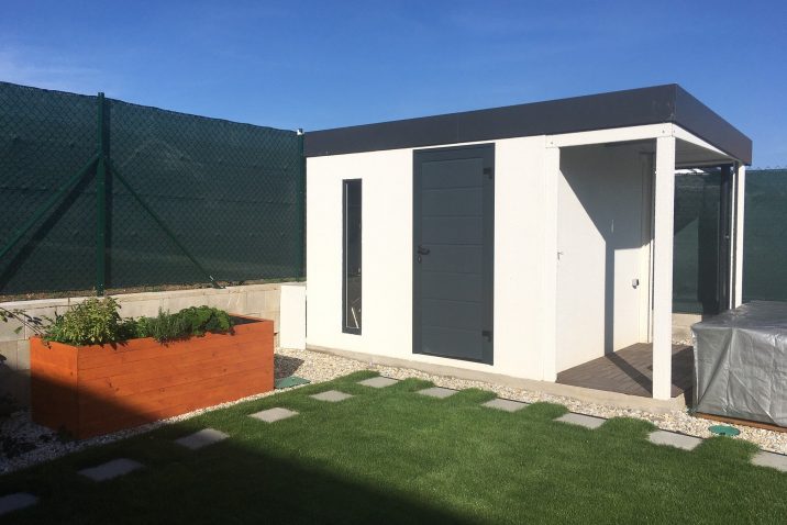 Biely záhradný domček s tmavou atikou