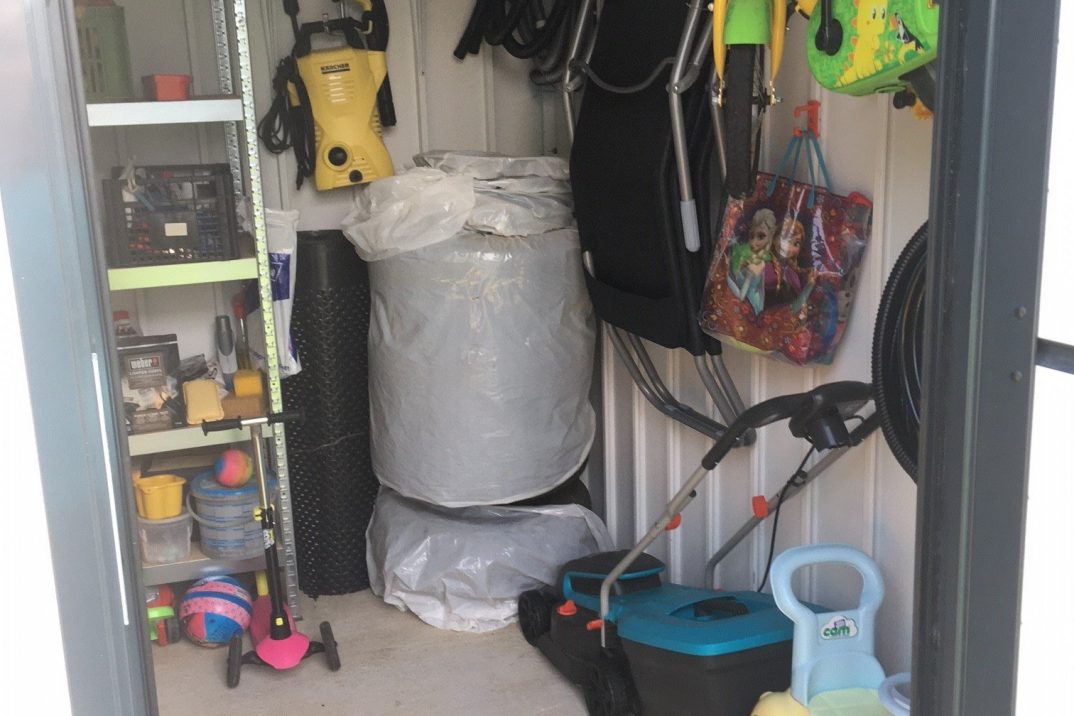 Rôzne náčinie vo vnútri záhradného domčeka