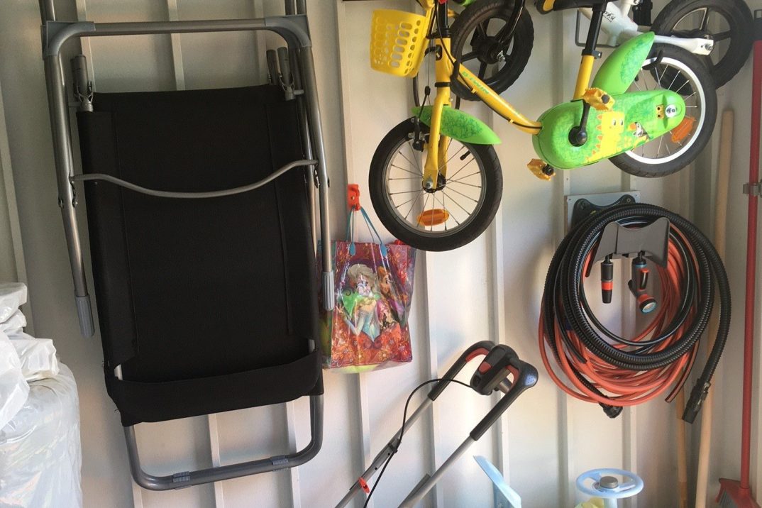 Kosačka a zavesené detské bycikle