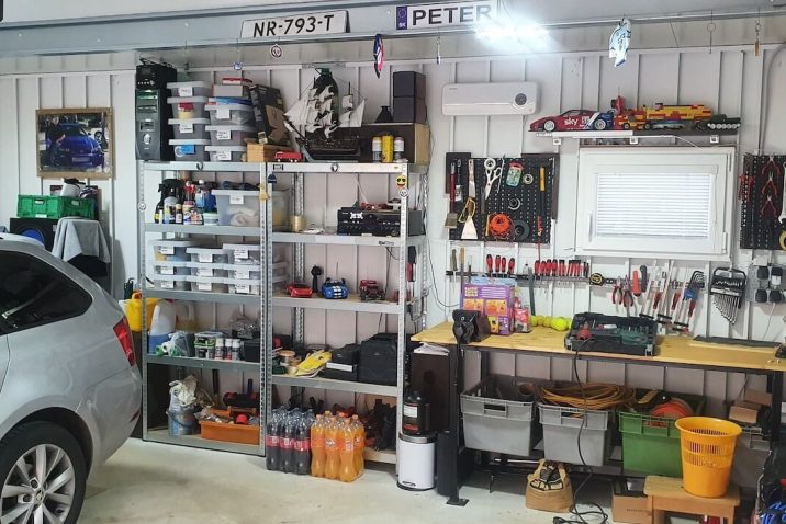 Záhradné a kutilské náčinie v garáži