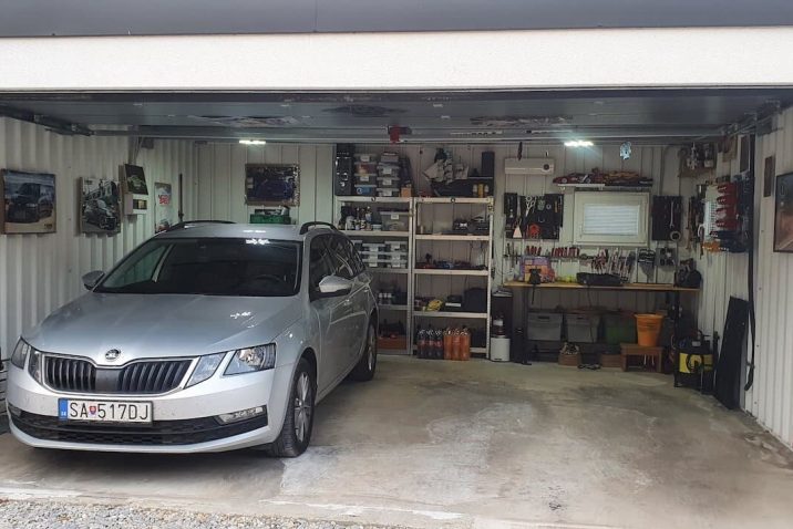 Auto zaparkované v garáži