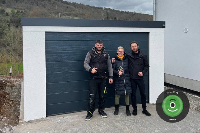 Spokojní zákazníci s montážnikom pred garážou GARDEON