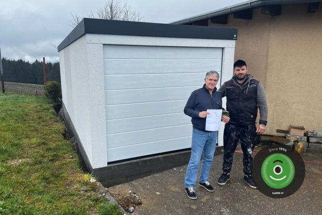 Spokojný zákazník s montážnikom pred novou garážou GARDEON