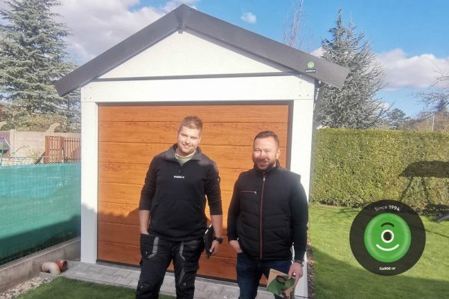 Spokojný zákazník s montážnikom pred garážou GARDEON