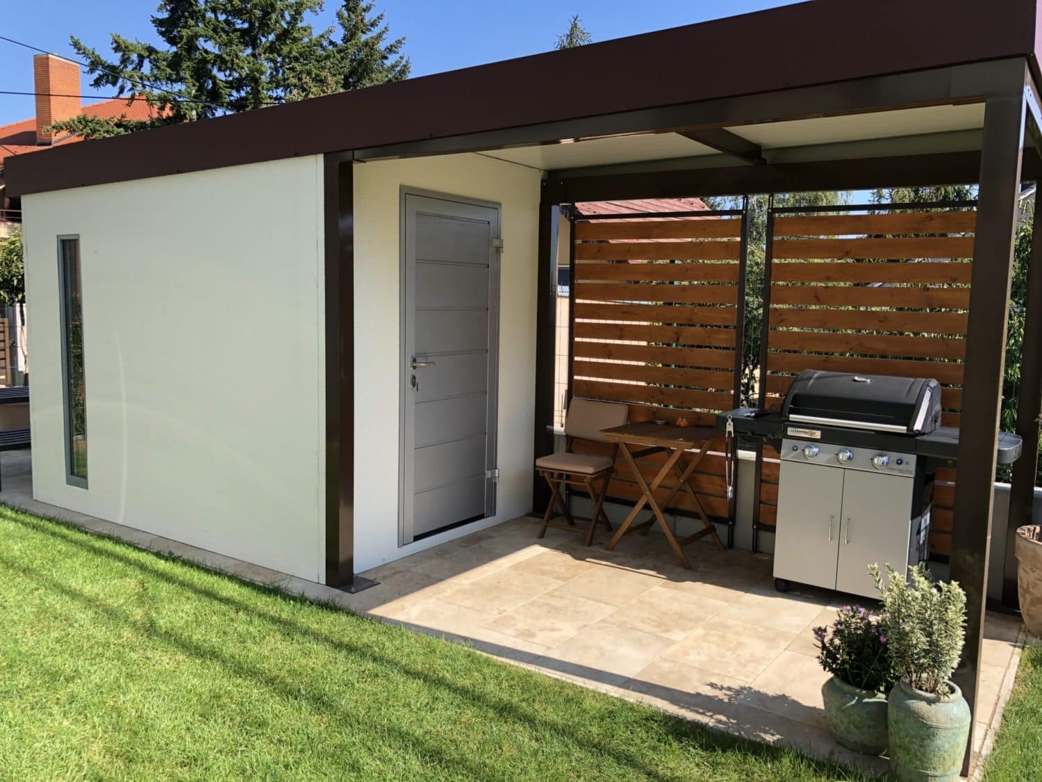 Záhradný domček s grilom pod prístreškom