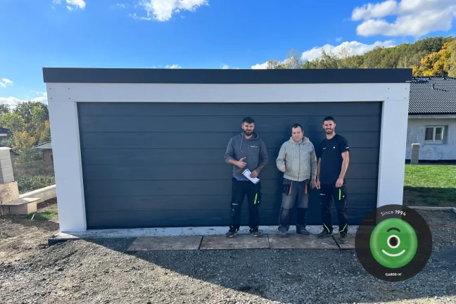 Zákazníci pri garáži