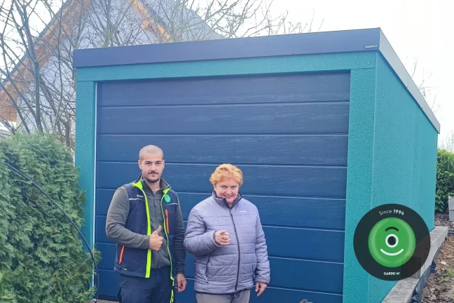 Zákazníčka pri garáži