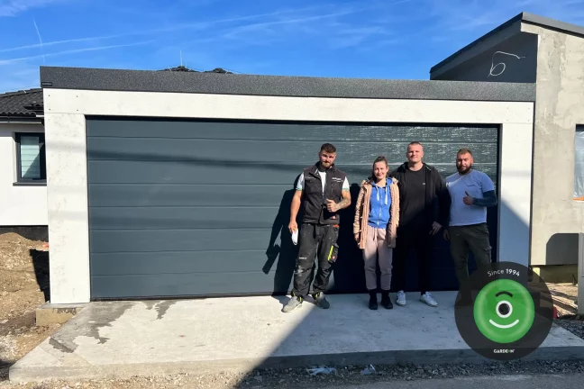 Zákazníci pri garáži