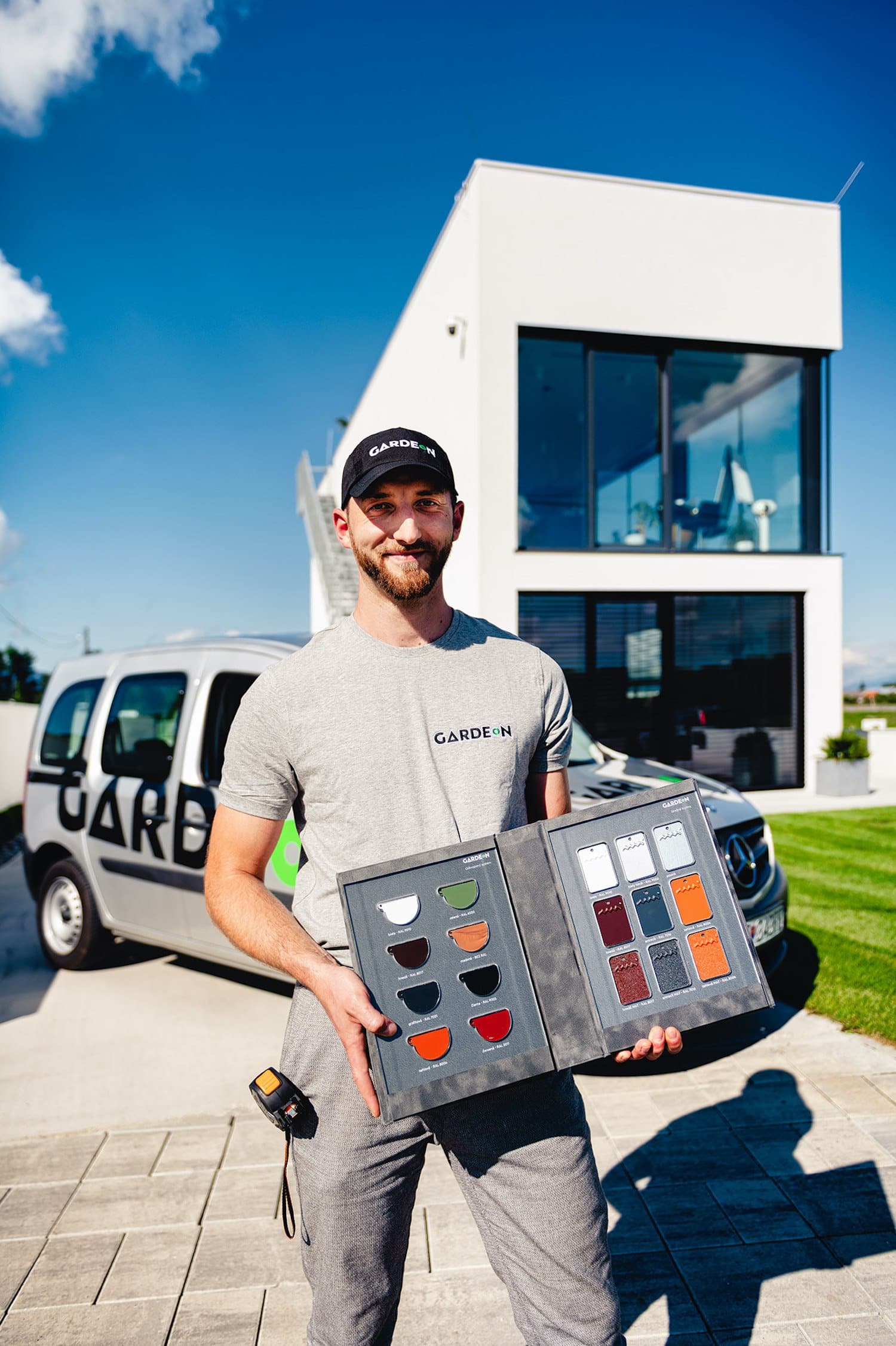 Obhliadkár pri budove GARDEON