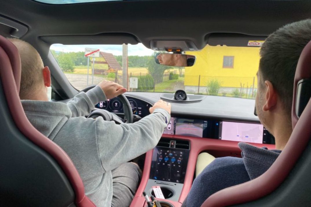 Rasťo Chvála v Porsche Taycan