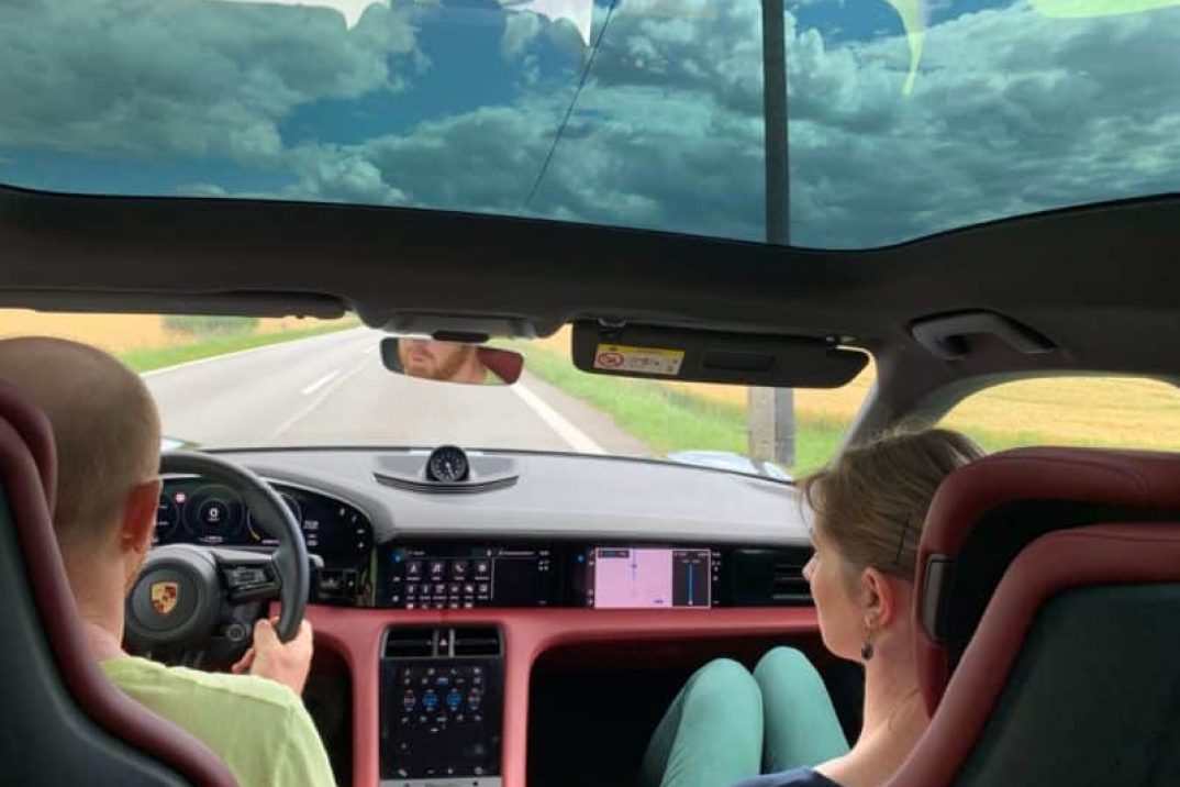 Rasťo Chvála v elektrickom Porsche Taycan