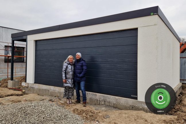 Spokojní zákazníci pred svojou garážou