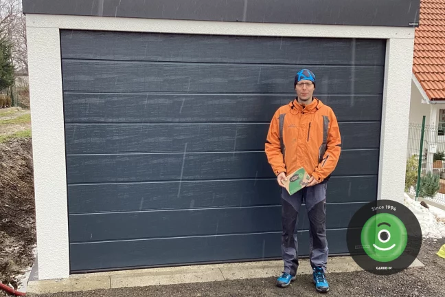 Spokojný zákazník pred novou garážou