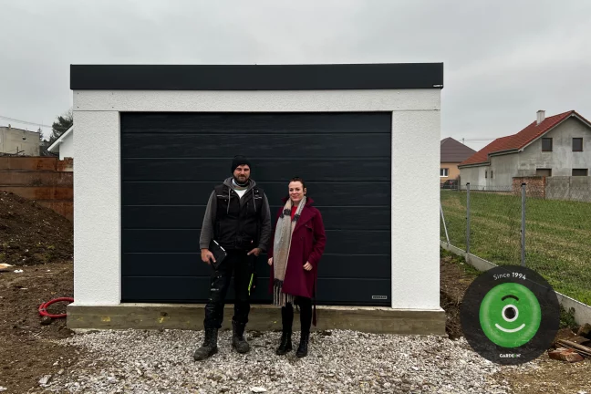 Spokojný zákazník pred novou garážou