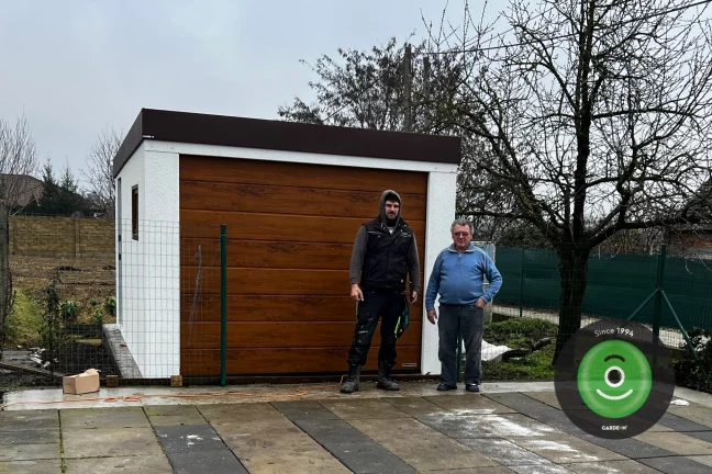 Spokojný zákazník pred novou garážou