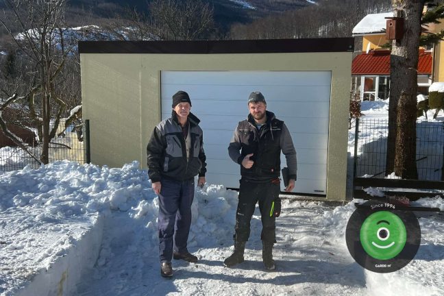 Spokojní zákazníci pred svojou garážou