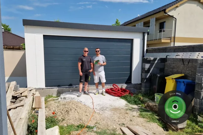 Spokojný zákazník s montážnikom pred garážou