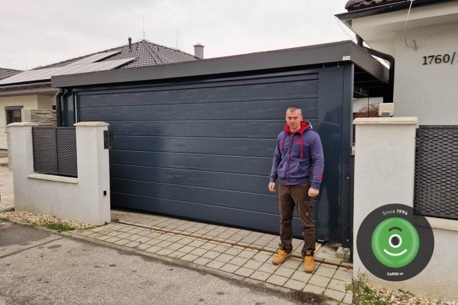 Spokojný zákazník pred svojim prístreškom