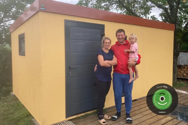 GARDEON Spokojný zákazníci pri žltom záhradnom domčeku
