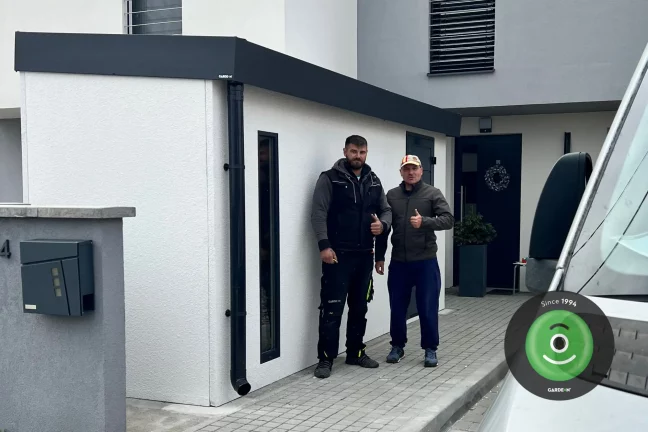 Zákazníci pri záhradnom domčeku