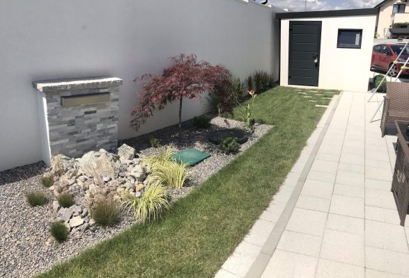 Záhradný domček s dvomi svetlíkmi a oknom v Martine