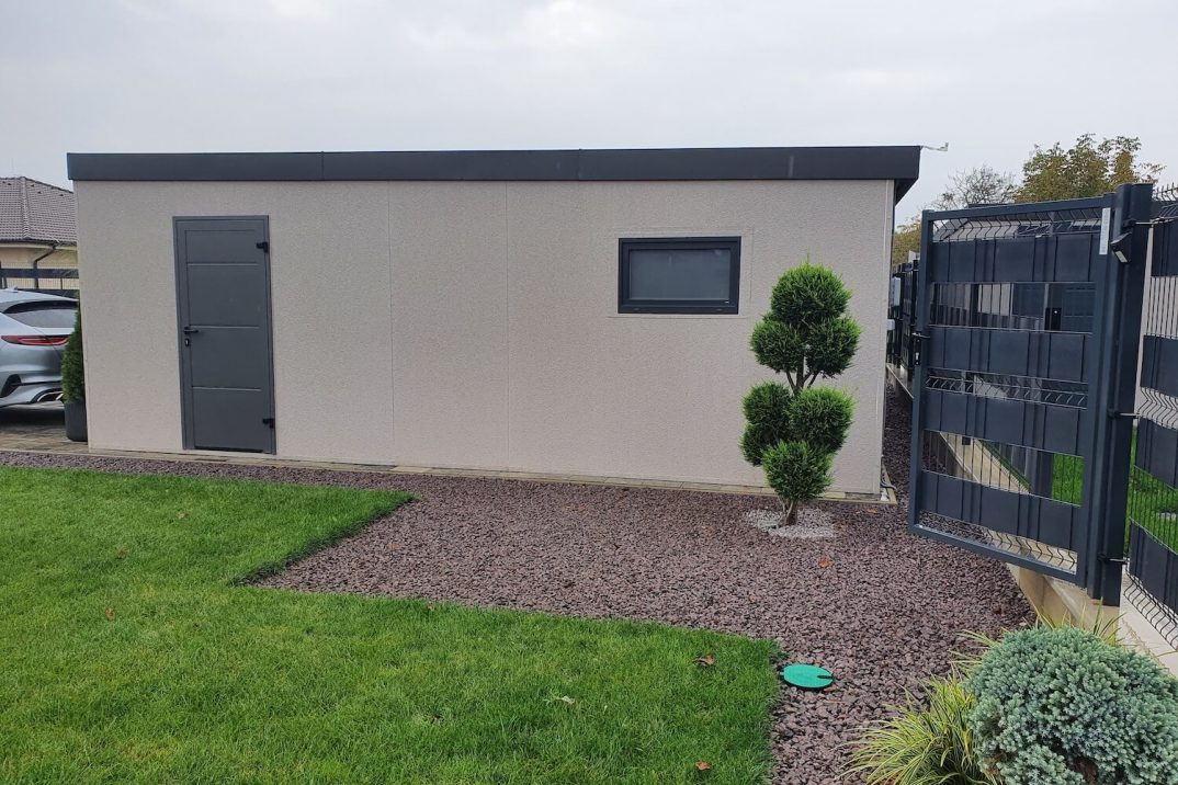 Garáž pri trávniku