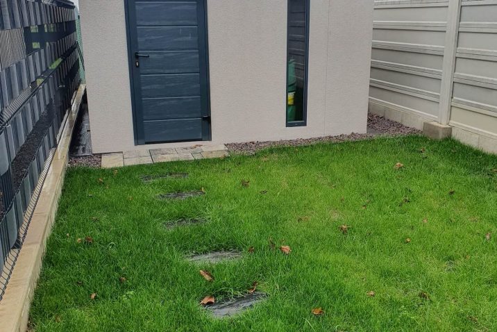 Záhradný domček vzadu v záhrade