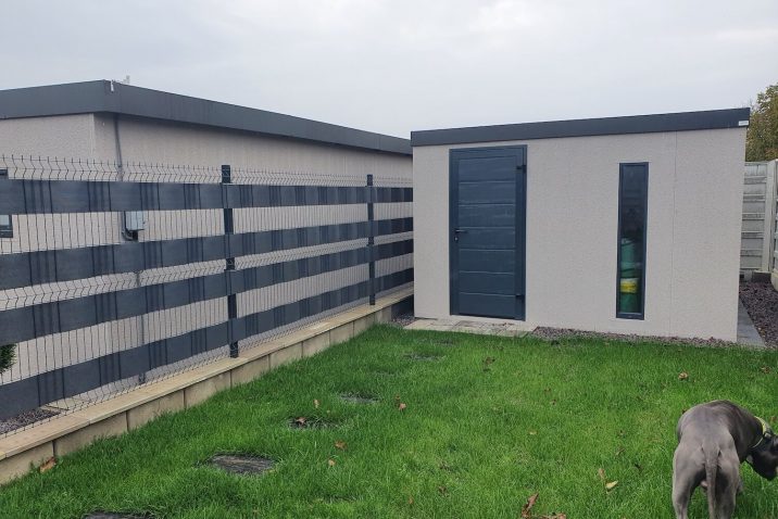 Psík pri záhradnom domčeku