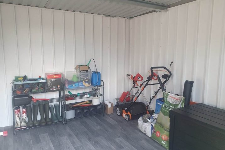 Kosačka a záhradné náčinie vo vnútri domčeka