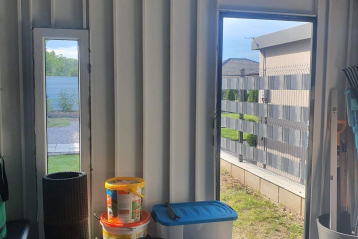 Záhradné náčinie v domčeku