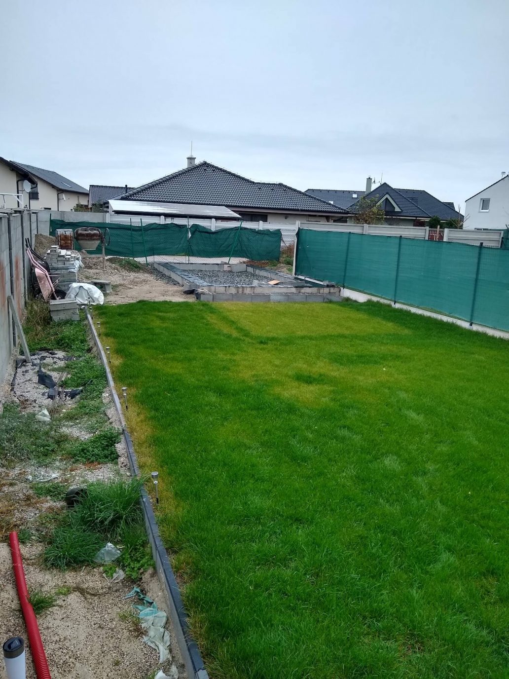 Záhrada pred montážou s podkladom