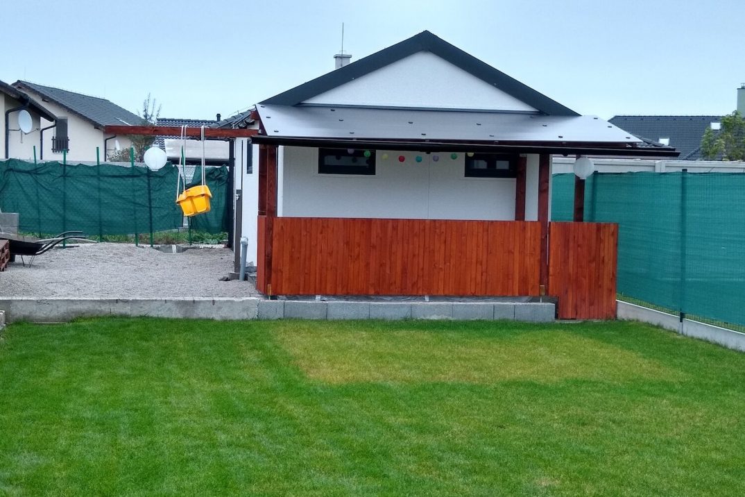 Garáž so sedlovou strechou na záhrade