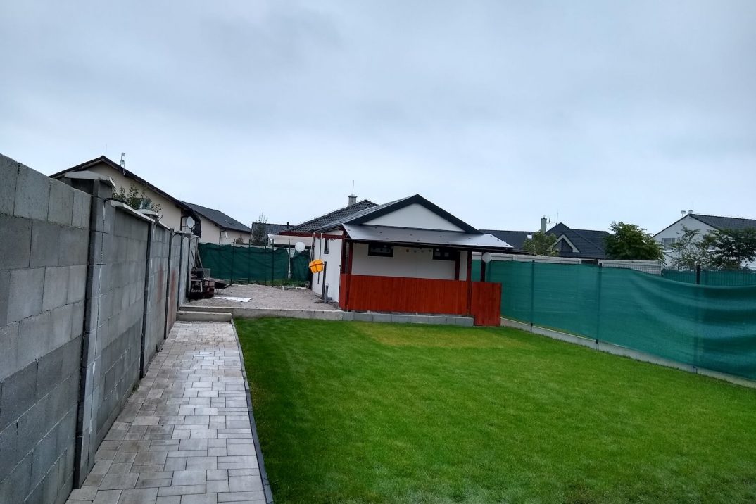 Garáž so sedlovou strechou na konci záhrady