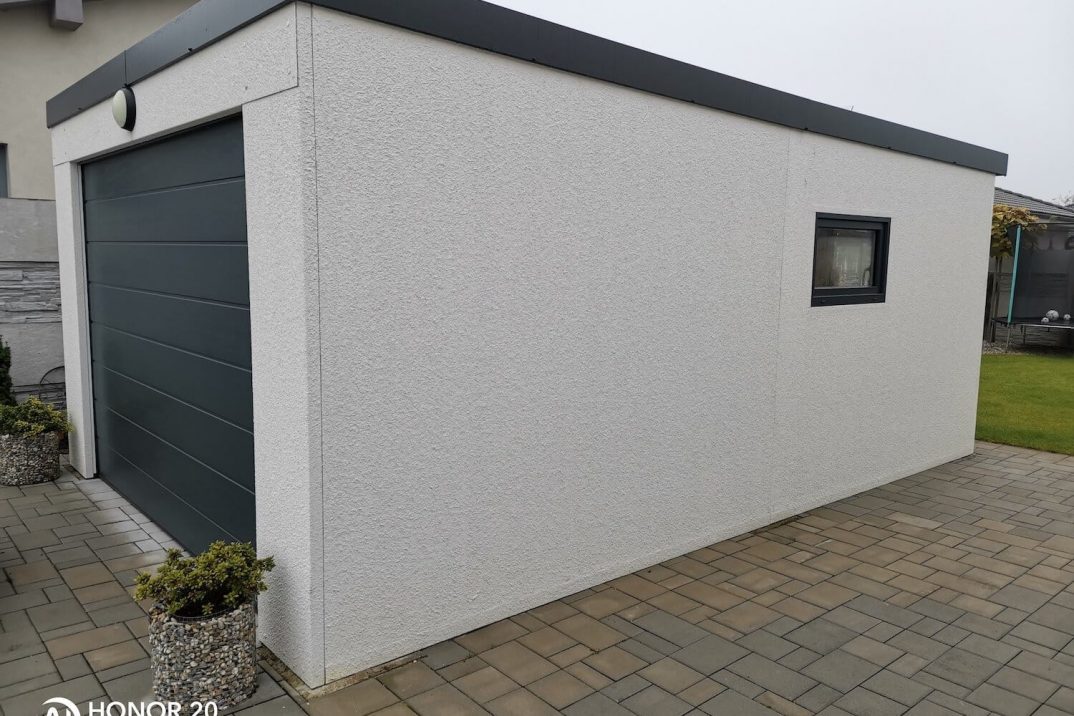 Garáž s malým okienkom z pravej strany