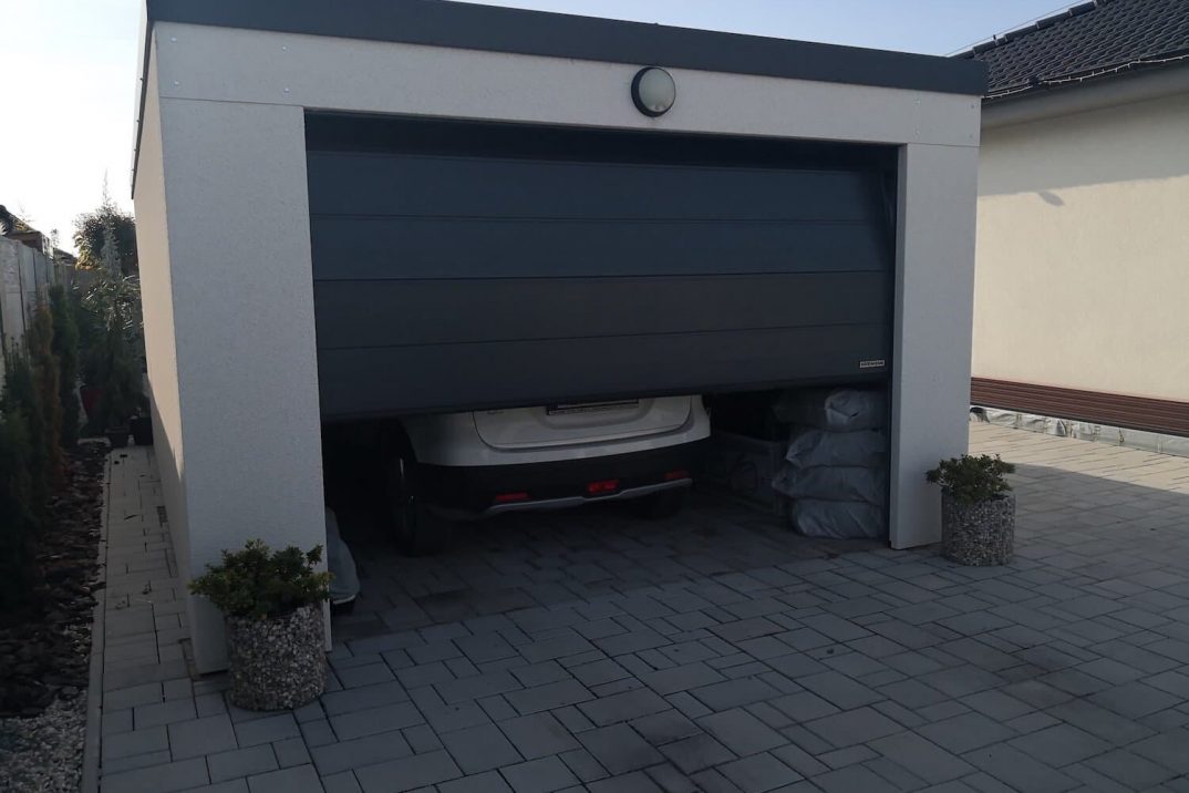 Garážová brána pri zatváraní