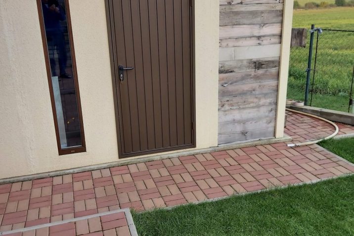 Záhradný domček s prístreškom a neizolované dvere