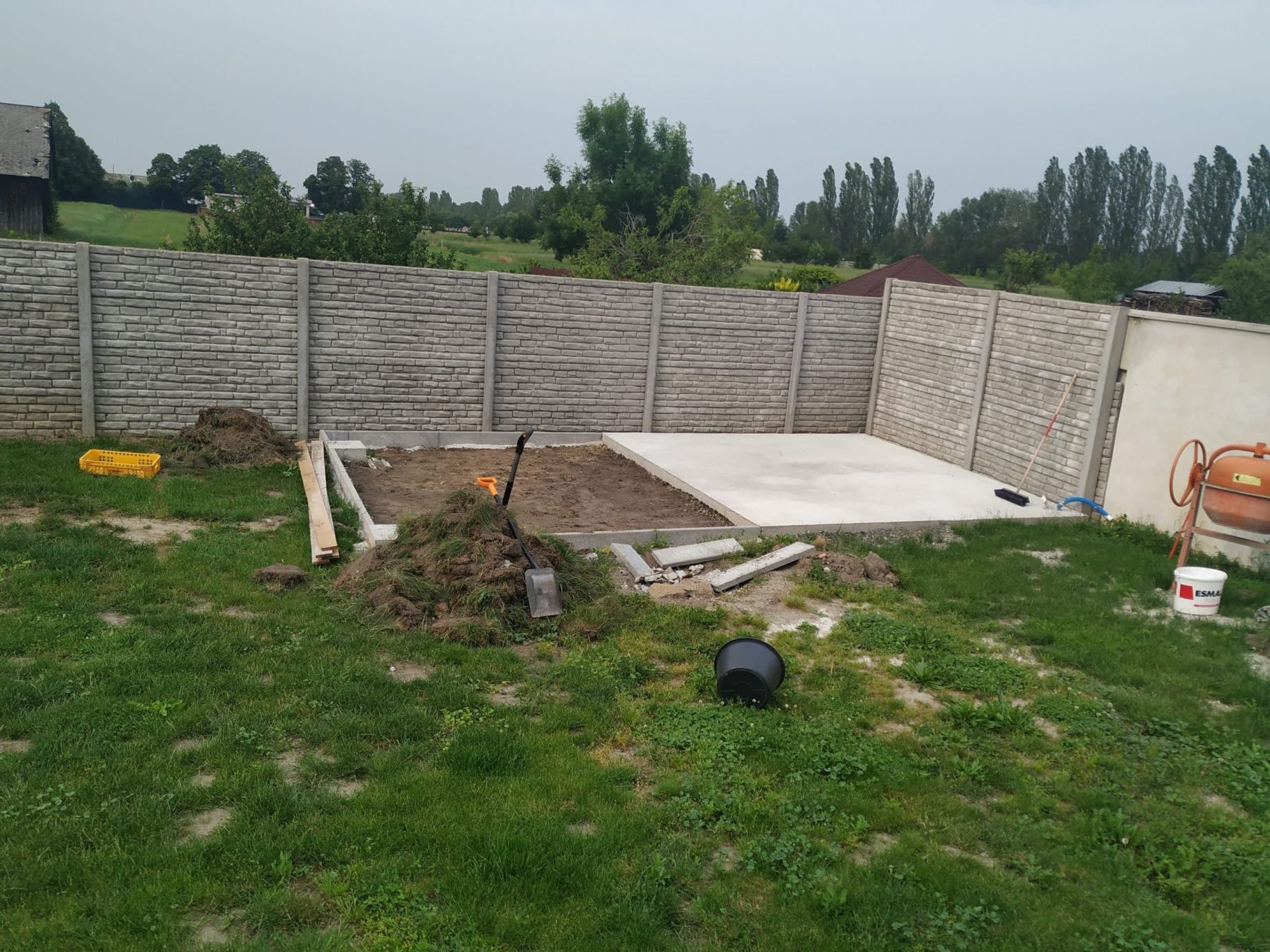 Pripravený podklad na montáž záhradného domčeka