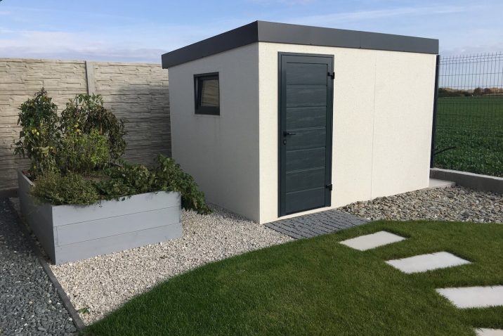 Biely záhradný domček s tmavou atikou z ľavej strany