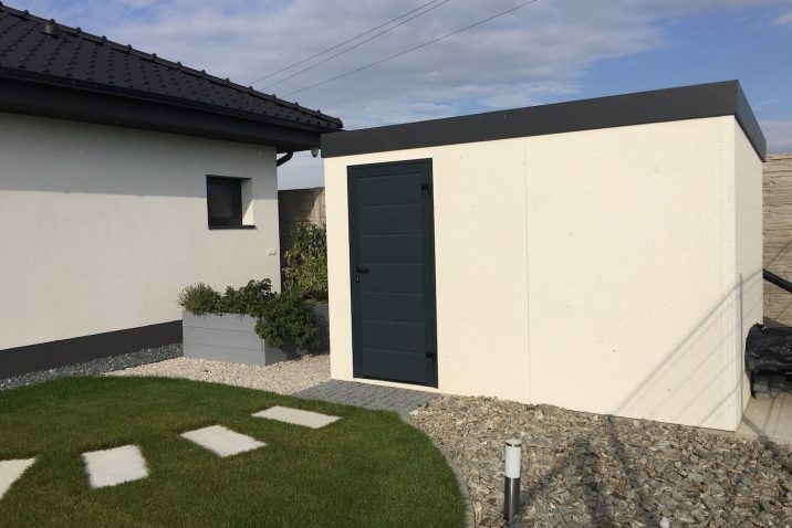 Biely záhradný domček s tmavou atikou z pravej strany